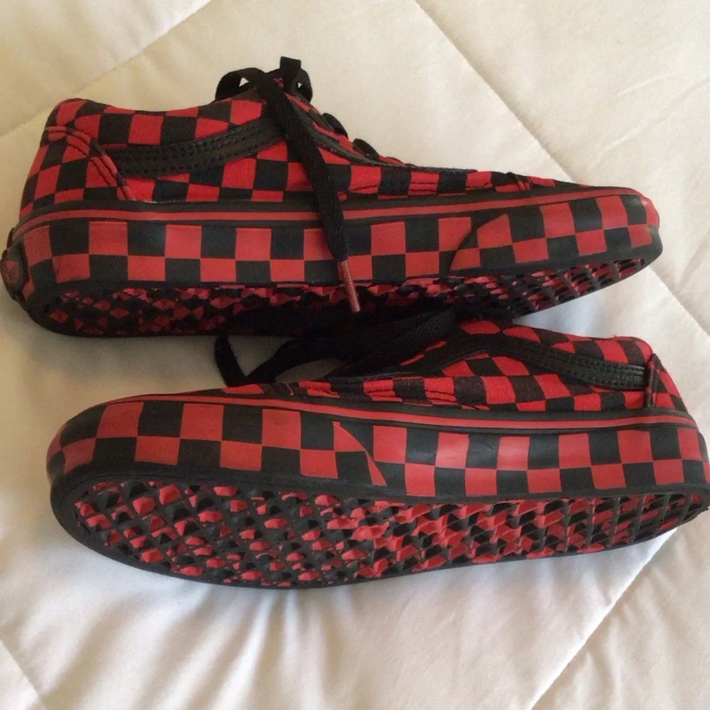 Vans - Red and Black Unisex checkerboard Sneakers - Picture 3 of 9